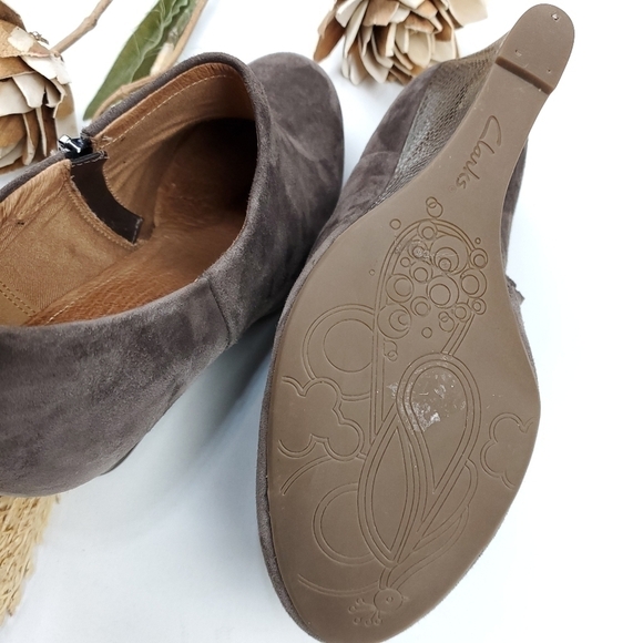 Clark's Artisan Brown Suede Emboss Ankle Boots 9.5 - Picture 9 of 14